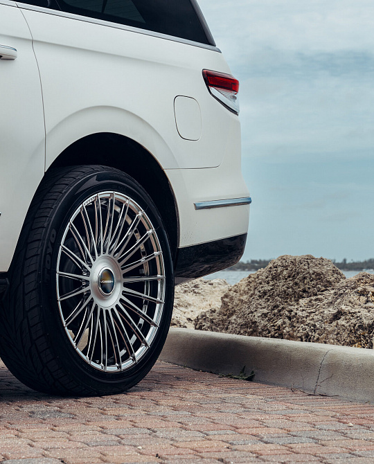 Фото дисков HF-8 Глянцевый лак на Lincoln Navigator IV