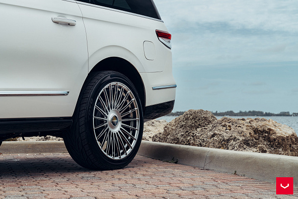 Фото дисков Vossen HF-8 Глянцевый лак на Lincoln Navigator IV