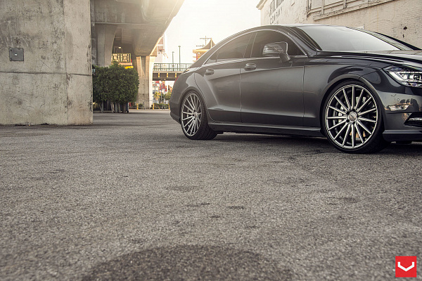 Фото дисков Vossen VFS-2 Глянцевый графит на Mercedes-Benz CLS (C218)