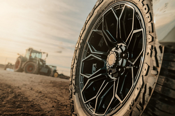 Фото дисков 4PLAY 4P83 Черный глянец на Toyota Tundra III