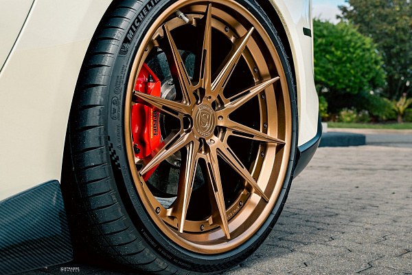 Фото дисков Strasse Wheels SV10-RS Deep Concave FS Сатиновая бронза на Ferrari F12