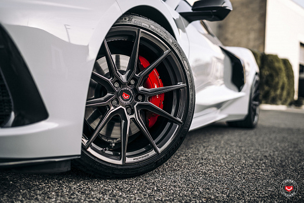 Фото дисков Vossen EVO-2 Глянцевый темный лак на Chevrolet Corvette C8