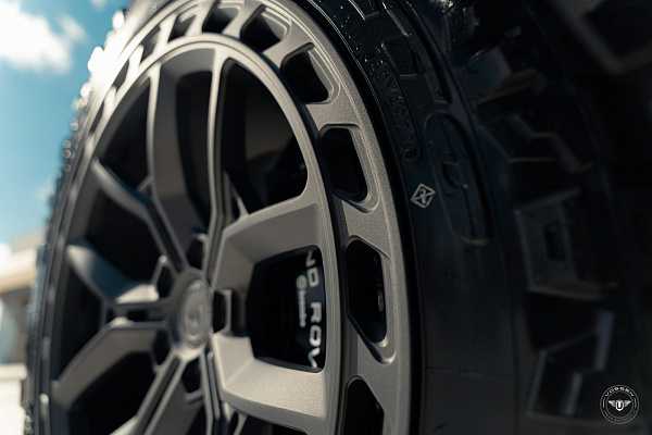 Фото дисков Vossen UV-X Матовый графит на Land Rover Defender II