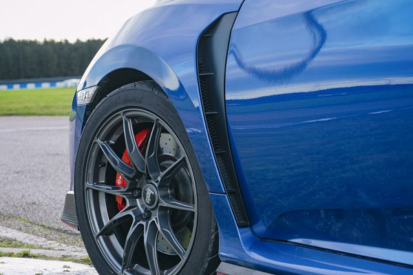 Фото дисков Bola FLB Глянцевый графит на Honda Civic Type R FK8