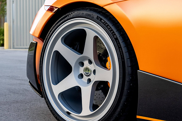 Фото дисков HRE 305 GT Серебро на McLaren 600