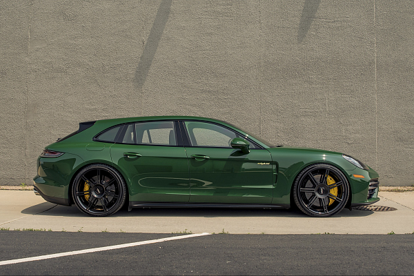 Фото дисков Rotiform FRA Черный сатин на Porsche Panamera III