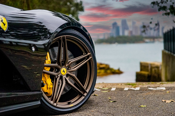 Фото дисков HRE P107SC Сатиновая бронза на Ferrari 812