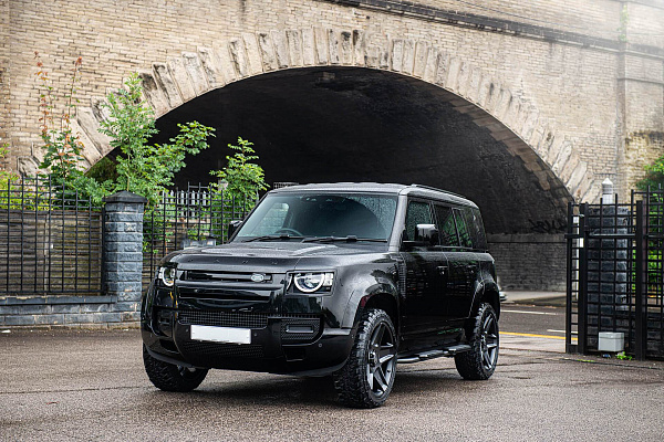 Фото дисков Kahn Mondial Retro RS Черный сатин на Land Rover Defender II