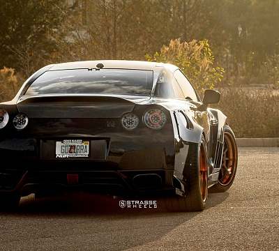 Фото дисков Strasse Wheels R10 Competition на Nissan GT-R
