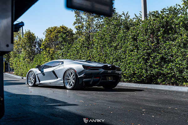 Фото дисков Anrky XR-301 Глянцевый лак на Lamborghini Revuelto