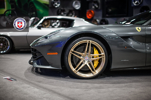 Фото дисков HRE P107 Глянцевое золото на Ferrari F12
