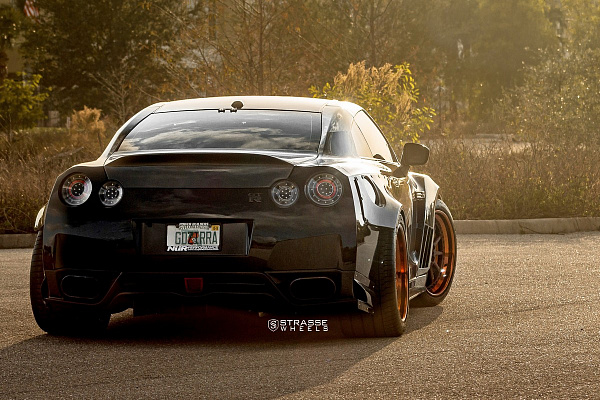 Фото дисков Strasse Wheels R10 Competition Другой цвет на Nissan GT-R