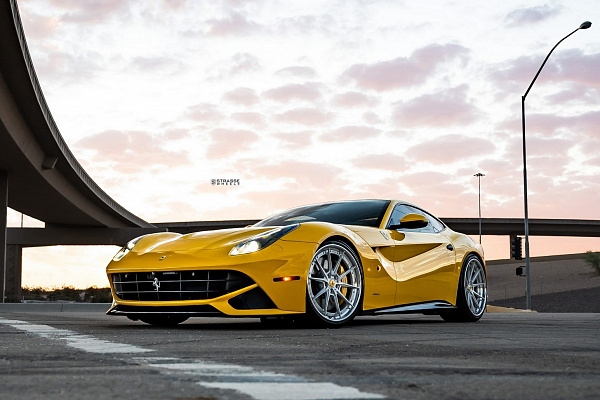 Фото дисков Strasse Wheels SV10 Deep Concave FS Глянцевый лак на Ferrari 812