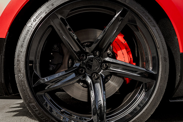 Фото дисков MRR F23 Черный глянец на Chevrolet Corvette C8