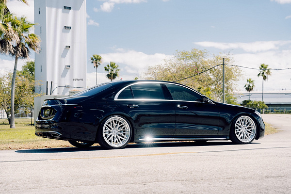 Фото дисков Strasse Wheels SV10M-RS Deep Concave FS Глянцевый лак на Mercedes-Benz S-Class (W223)