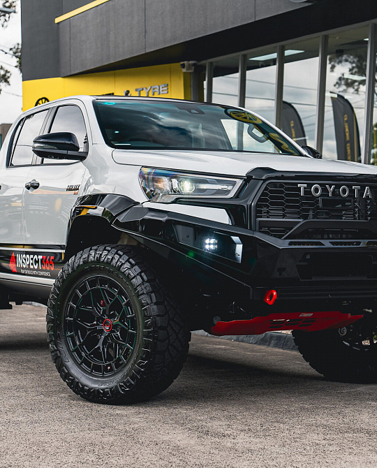 Фото дисков HFX-1 (6-Lug) Черный глянец на Toyota Hilux VIII