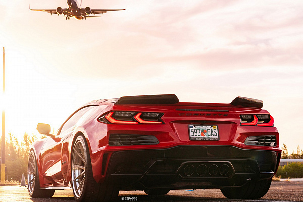 Фото дисков Strasse Wheels SV10 Deep Concave FS Сатиновая шампань на Chevrolet Corvette C8