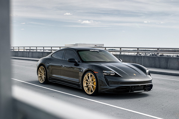 Фото дисков Anrky AN28 Глянцевое золото на Porsche Taycan I