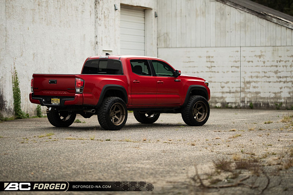 Фото дисков BC Forged LE61 // MLE61 Сатиновая бронза на Toyota Tacoma III