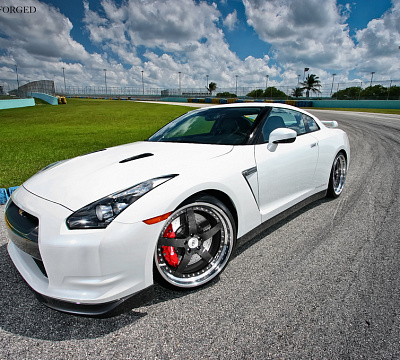 Фото дисков Strasse Wheels S5 Performance на Nissan GT-R