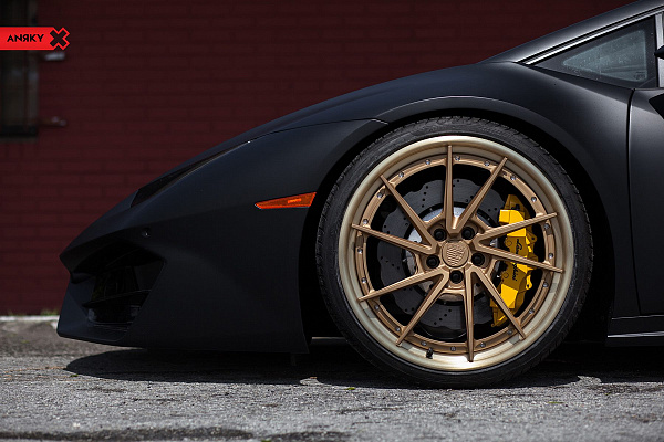 Фото дисков Anrky AN33 Сатиновое золото на Lamborghini Huracan