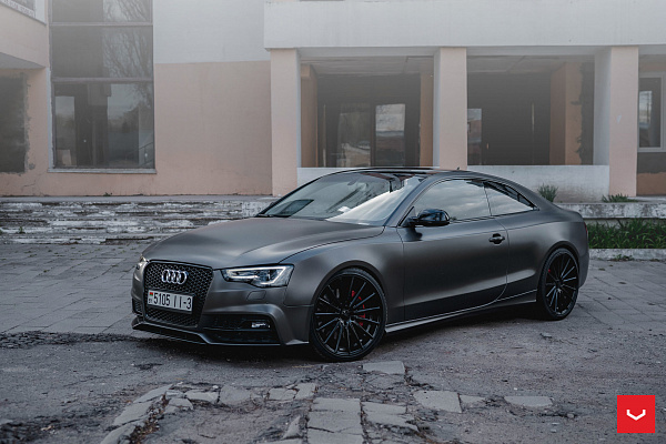 Фото дисков Vossen VFS-2 Черный глянец на Audi A/S/RS 5 (8T)
