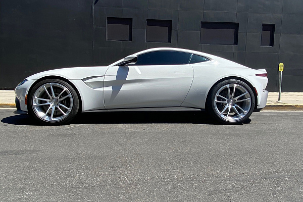 Фото дисков CEC C882 Глянцевый лак на Aston Martin Vantage 4