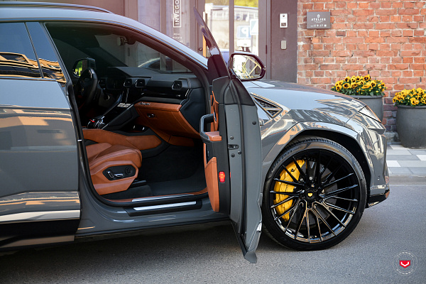 Фото дисков Vossen EVO-6T Черный глянец на Lamborghini Urus