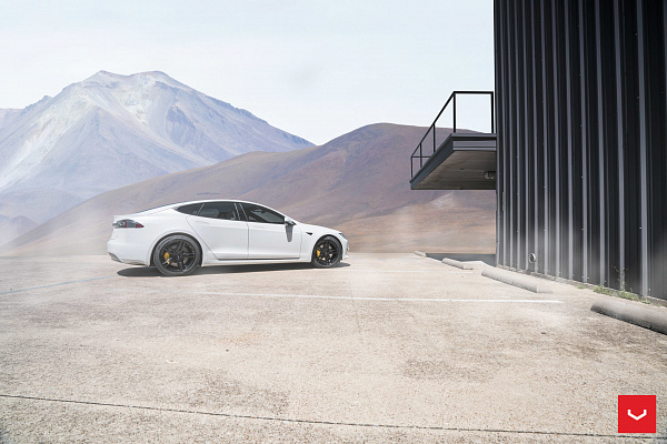 Фото дисков Vossen HF-1 Черный глянец на Tesla Model S