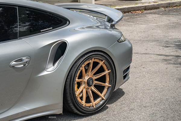 Фото дисков Strasse Wheels SV10-RS Performance Сатиновое золото на Porsche 911 VII