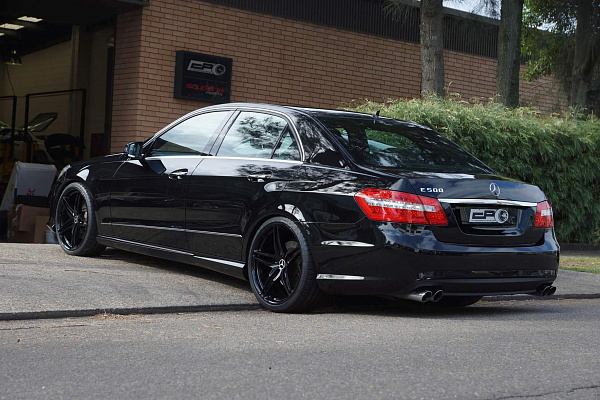 Фото дисков HRE P107 Черный глянец на Mercedes-Benz E-Class (W212, S212, C207)