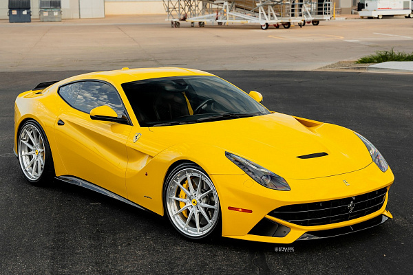 Фото дисков Strasse Wheels SV10 Deep Concave FS Глянцевый лак на Ferrari 812