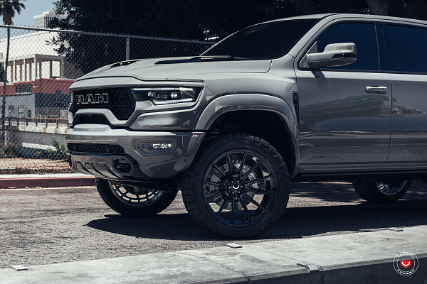 Фото дисков Vossen VFX-01 Черный глянец на Ram 1500 V