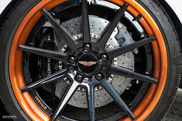 Фото дисков Strasse Wheels R10 Deep Concave FS Черный глянец на Aston Martin Vanquish 2