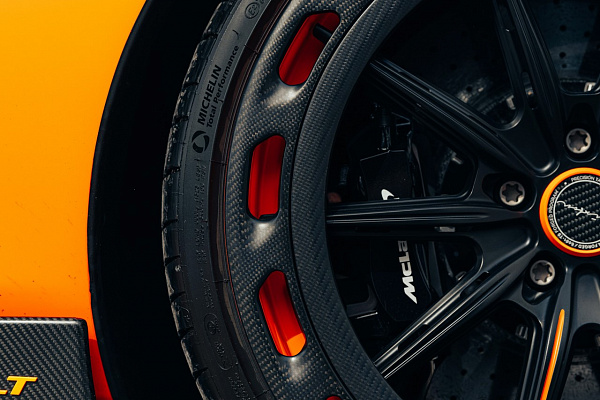 Фото дисков Brixton Forged FDE11 Aerotech Черный сатин на McLaren 600