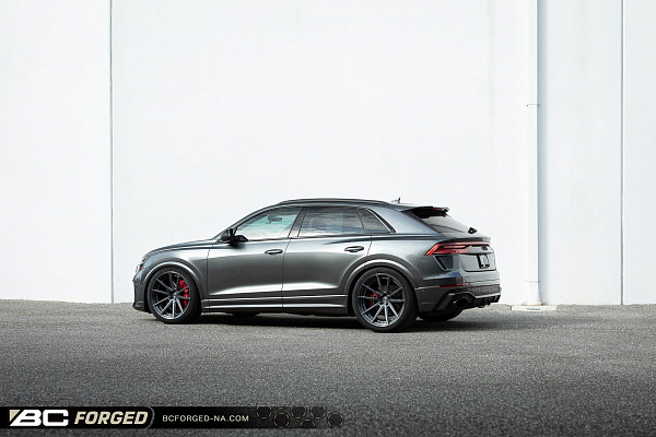 Фото дисков BC Forged HCA191 Сатиновый темный лак на Audi Q8
