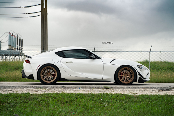 Фото дисков Strasse Wheels SV5 Deep Concave Duoblock Сатиновое темное золото на Toyota Supra A90