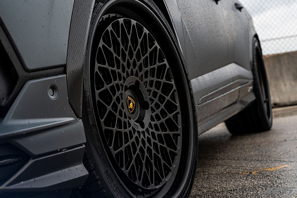 Фото дисков 1886 Wheels S009 Черный сатин на Lamborghini Urus