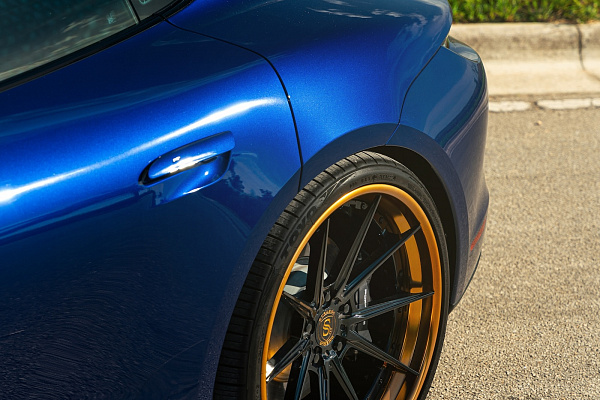 Фото дисков Strasse Wheels SV10 Deep Concave FS Черный глянец на Porsche Taycan I