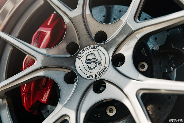 Фото дисков Strasse Wheels SM5R Deep Concave FS Сатиновый темный лак на Lamborghini Huracan