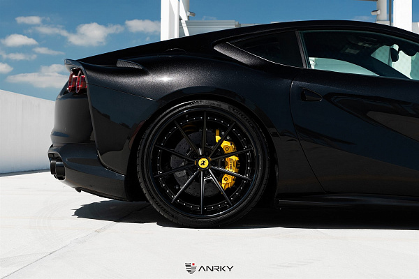 Фото дисков Anrky AN38 Черный сатин на Ferrari 812