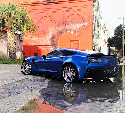 Фото дисков Strasse Wheels R10 Signature на Chevrolet Corvette C7