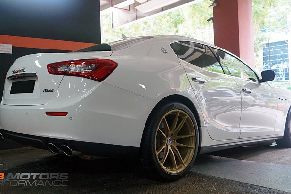 Фото дисков HRE P104 Сатиновое золото на Maserati Ghibli