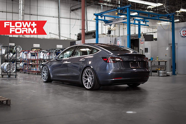 Фото дисков HRE FF01 Серебро на Tesla Model 3