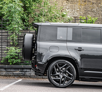 Фото дисков Kahn Type 52 RS на Land Rover Defender II