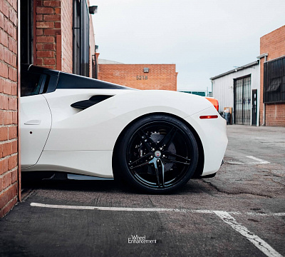 Фото дисков HRE P107 на Ferrari 488