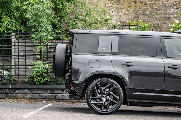 Фото дисков Kahn Type 52 RS Черный сатин на Land Rover Defender II