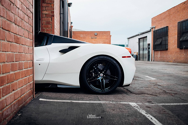 Фото дисков HRE P107 Черный глянец на Ferrari 488