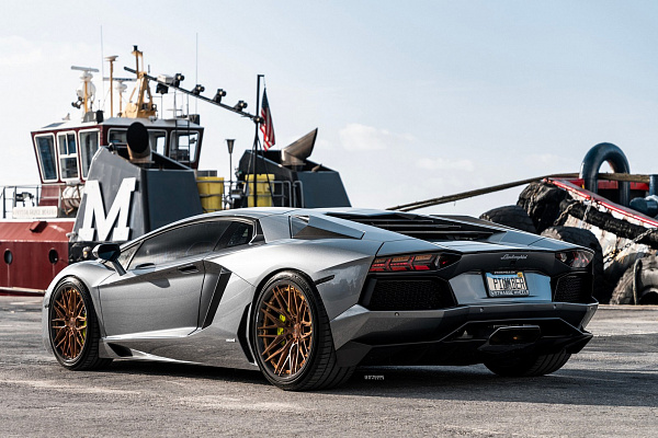Фото дисков Strasse Wheels SV10M Track Сатиновая бронза на Lamborghini Aventador