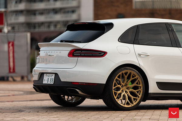 Фото дисков Vossen HF-2 Сатиновое золото на Porsche Macan I